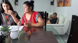 饥渴的老男人被一个婊子吹箫。Aly什么都不知道。