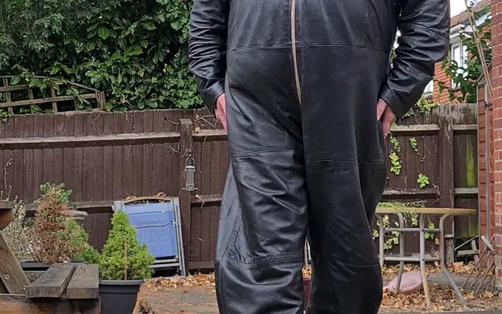 Leatherman63: Getting Cock Out