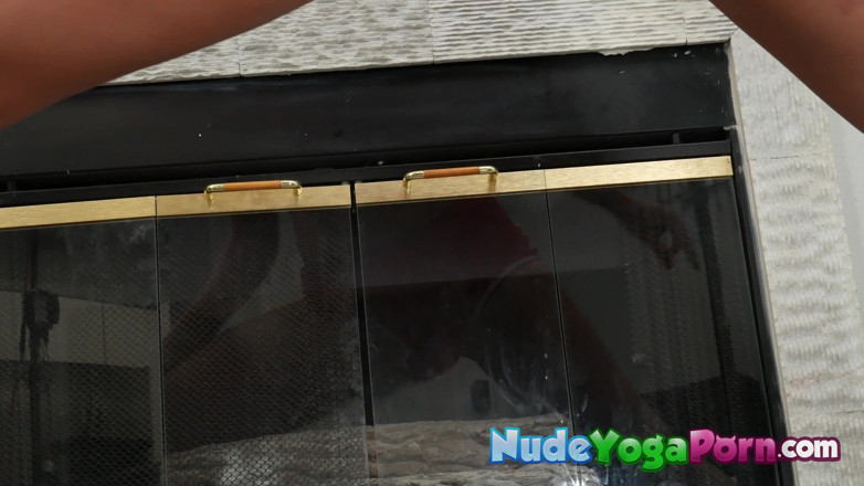 Nude Yoga Porn: Yoga Veteran Nicole Sage berbogel dan meregangkan sebelum melancap