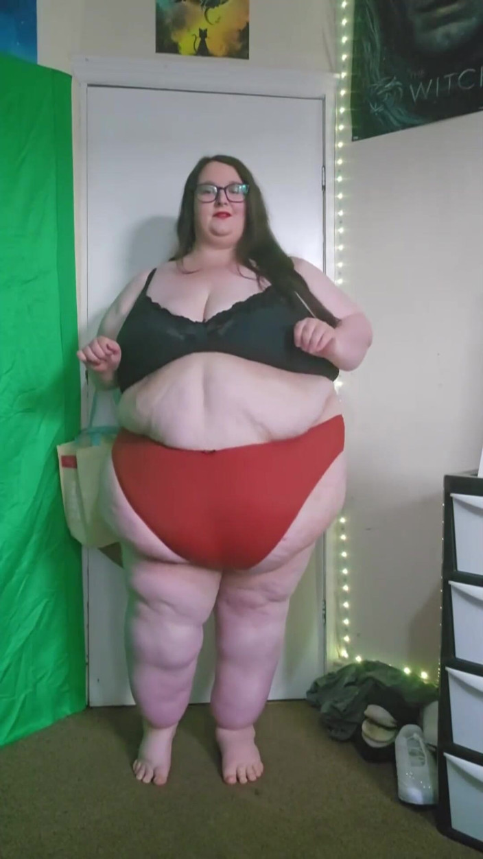 SSBBWLadyBrads: Awek montel super saiz berjalan dalam seluar dalam merah ketat