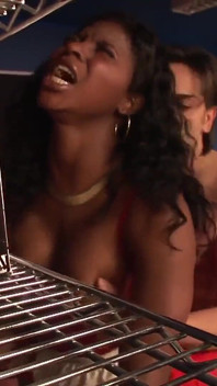 Jasmin webb, eine versaute ebenholz-freundin mit einer rasierten muschi und brünette genießt einen schwanz in ihrer muschi