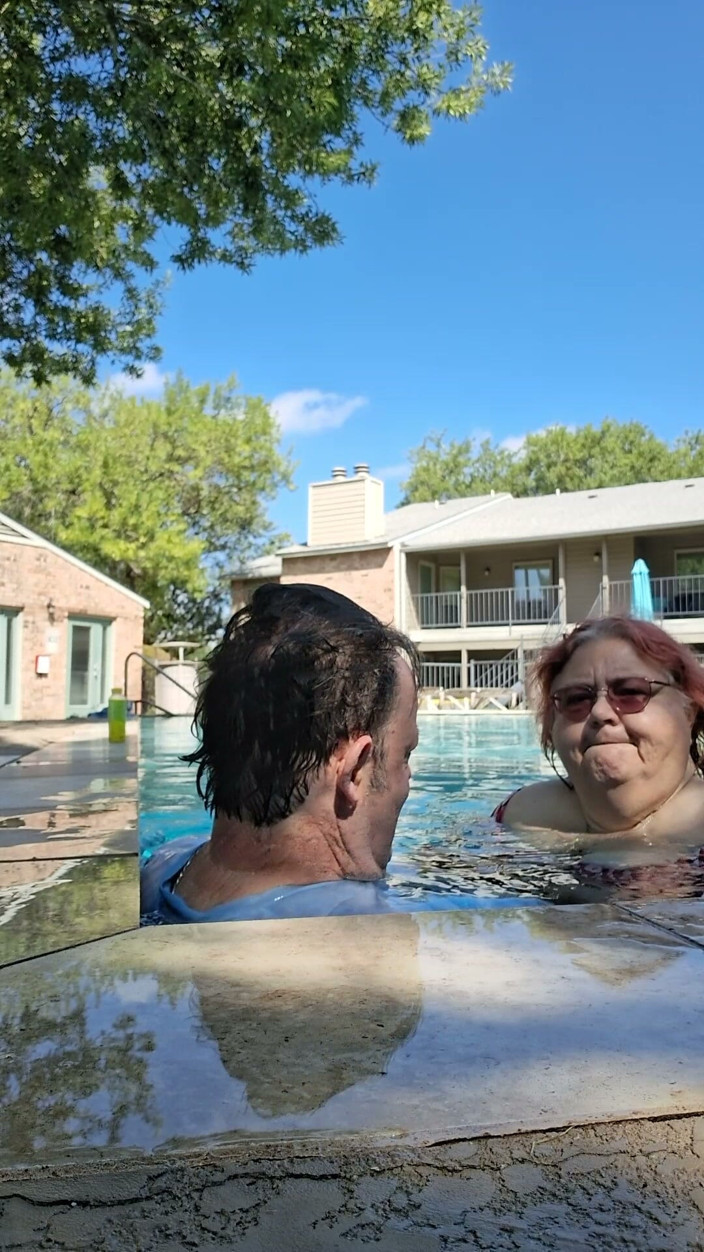 BBW nurse Vicki adventures with friends: BBW Para Uwielbia Całować Basen!