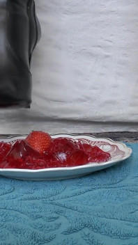 Palenie kochanki i lizanie deseru z podeszw butów, POV Clip, Lady Victoria Valente