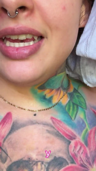 Giantess złapać cię po prysznicu i pokazuje swoje owłosione ciało