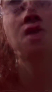 美丽的娇小红发女郎lola bella在露营车前被豪尔赫操菊花