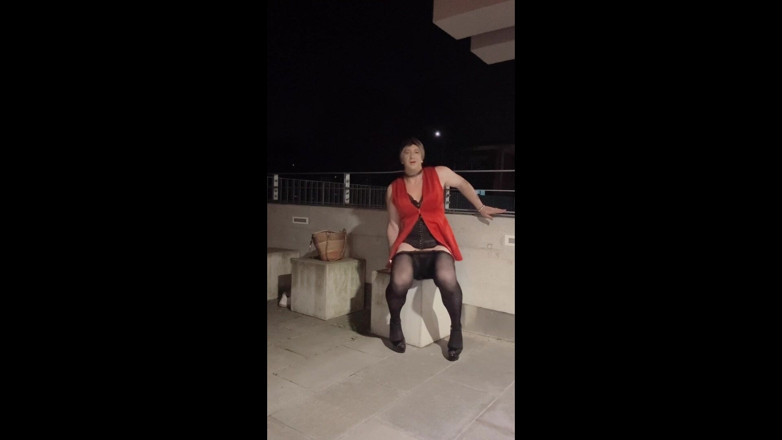SissyDaniella: Mariquita montando consolador al aire libre