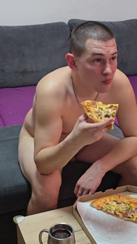 Mijn Favoriete Pizza Eten En Helemaal Naakt Naar Vrijgezel Op TV Kijken