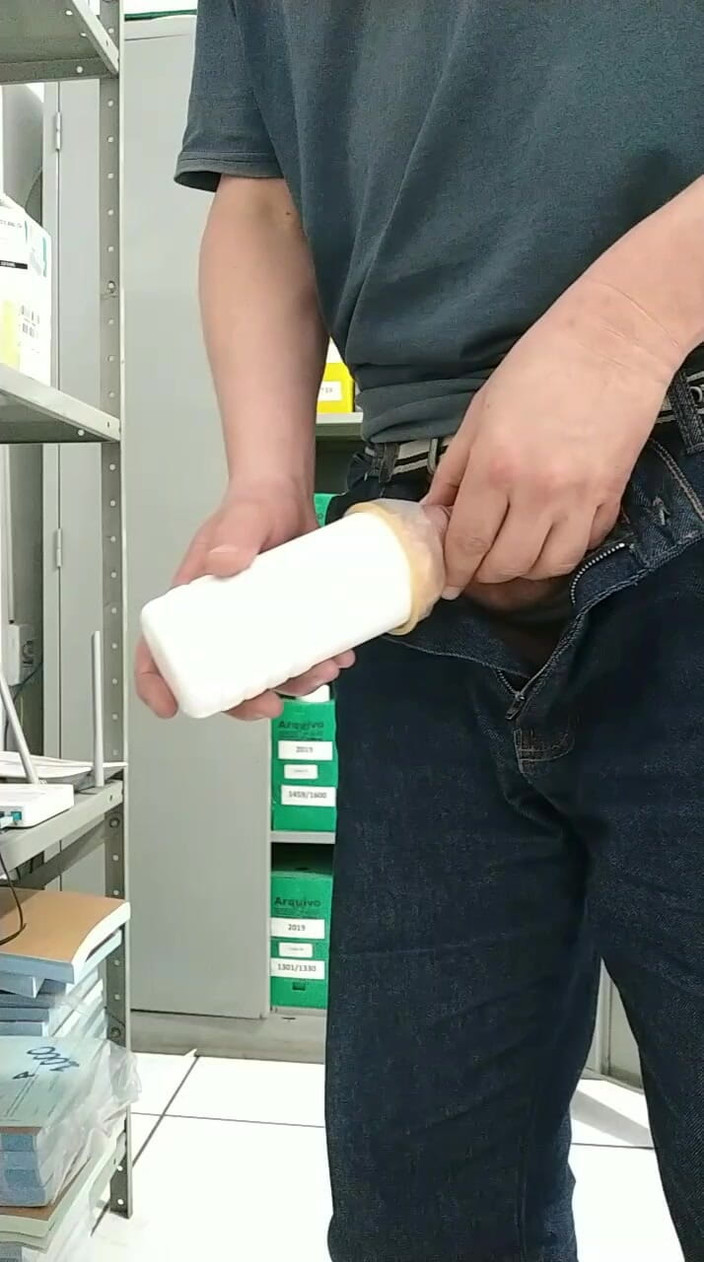 The silent one: Menyambar apa yang ada di dalam botol