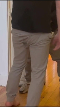 Zoufalý chlapec, který nechal venku jeho spolubydlící, se smočí a pak se pomstí