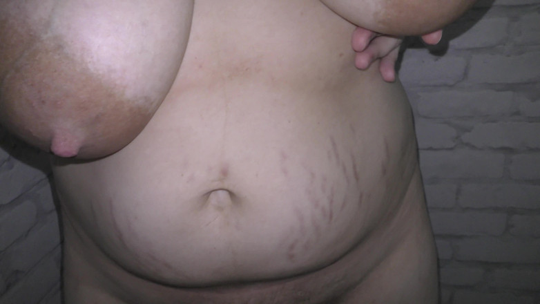 Milky Mari: Bbw-stiefmoeder met zogende borsten masturberen eigen harige kut - Milky Mari