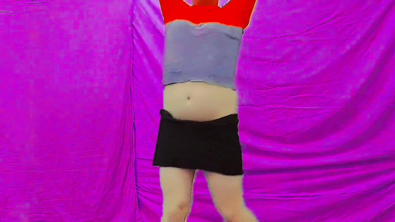 Kitty_Cross: Lieve shemale danst in regenboogkleurige feelichten