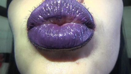 Goddess Misha Goldy: Labbra lucide viola! Baci e anatra feticci in faccia !!