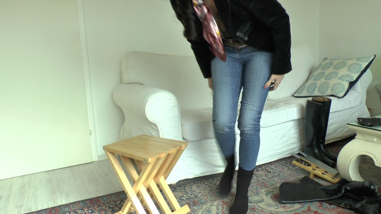 Lady Victoria Valente: Schimbarea cizmelor și mirosul șosetelor negre cu vedere la persoana 1, doamna Victoria...