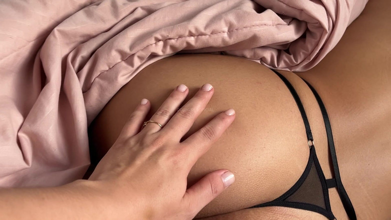 Onlyporn2023: Моя однокласниця залишилася вдома, і вона дозволила мені торкнутися її