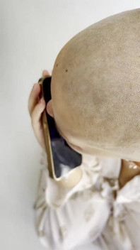 Sborrata in omaggio alla ragazza pelata che si pulisce il telefono dopo