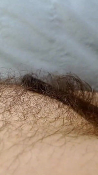 Abby rasa e si rade il cespuglio dei capelli lunghi di ann