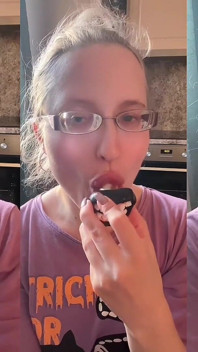 ASMR ฟันแวมไพร์
