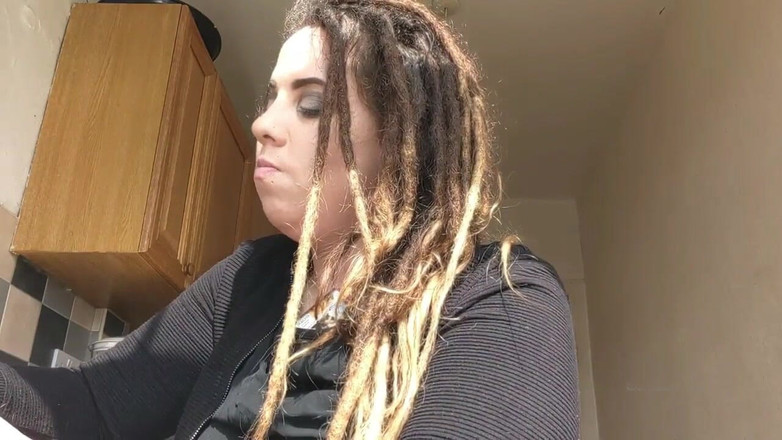 Goddess Kinx: Malbro Red'in bir saatte tek paket sigara içmesi