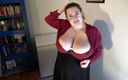 Melonie Kares: बड़े पैमाने पर बड़े स्तनों वाली टीचर आपके लिए कपड़े उतारती है