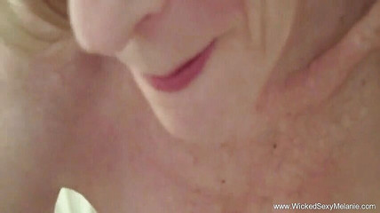 Wicked Sexy Melanie: Wanita pirang terangsang disetubuhi dan mengisap kontol di pov