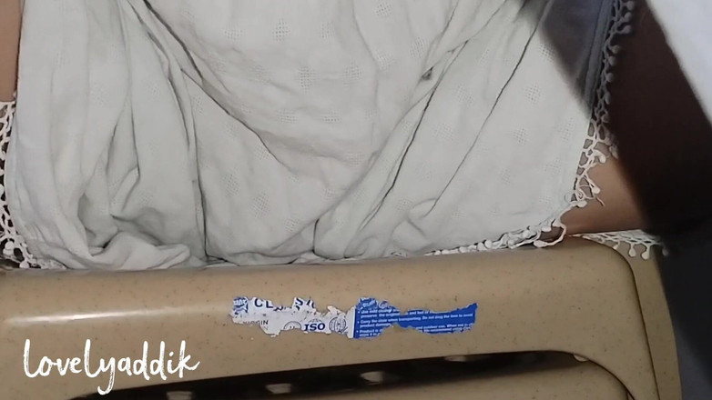 Lovelyaddik: Mijn stiefzus kijkt naar film zonder slipje