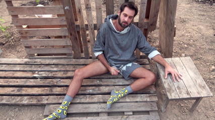 Kuzzi kuzzi socks: 户外男孩玩弄鸡巴并射在袜子上