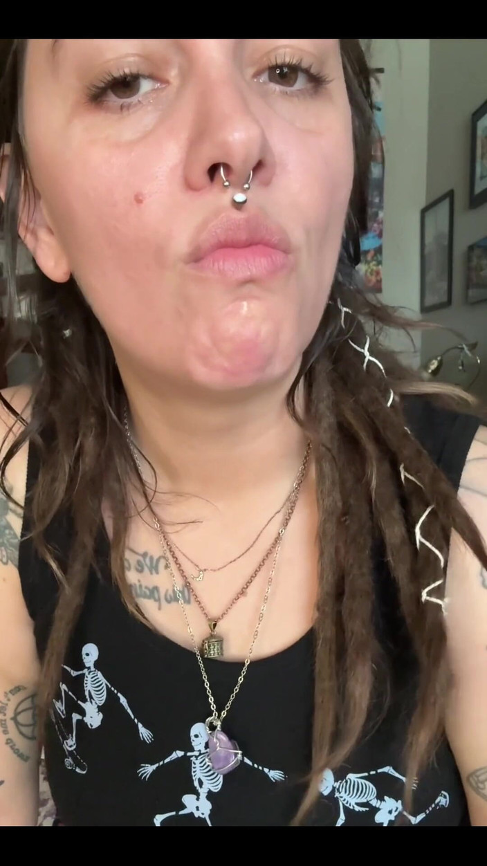 Chery Trees: あなたに煙を吹きかけてよだれを垂らしている