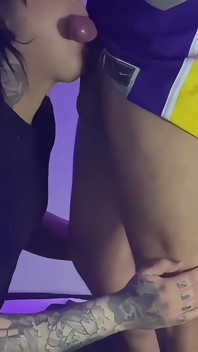 Cute Femboy ssie penisa swojego prostego przyjaciela i jęczy na pieska