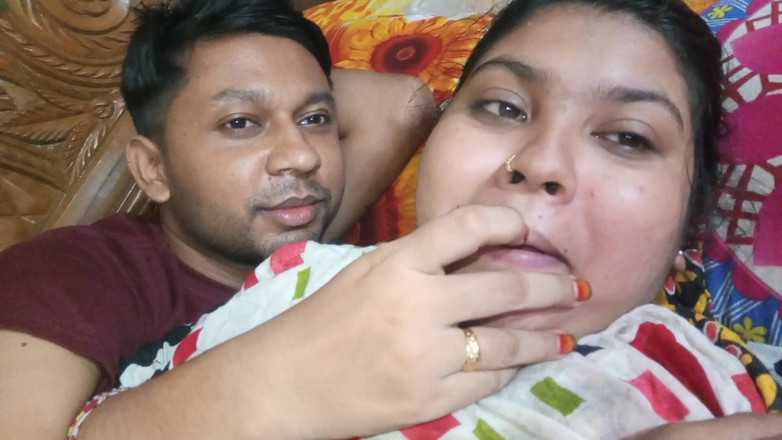 Desivideo: Desi Bhabhi si diverte con suo marito 2025
