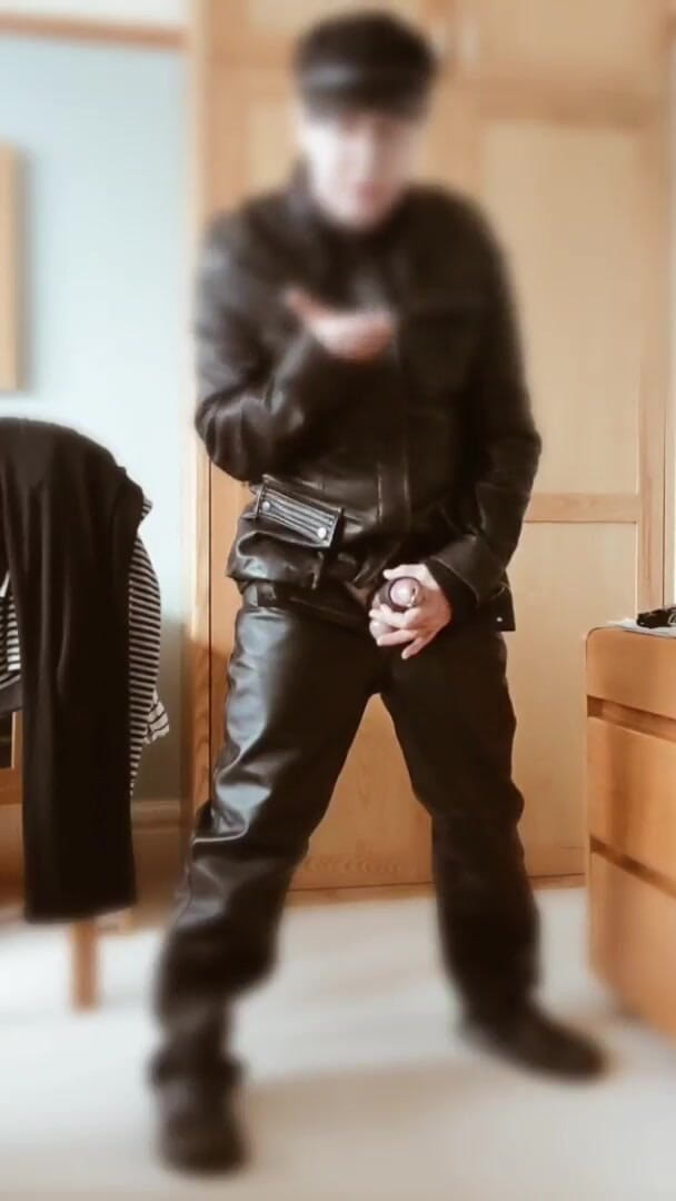 Bellhead: Un minut de masturbare în piele
