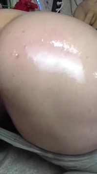 Camgirl wordt geneukt door een seksmachine en wordt nat!!