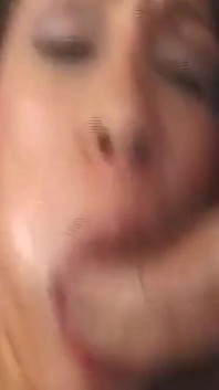 Ahegao Dojrzała dziwka ociekająca spermą z rozciągniętej cipki