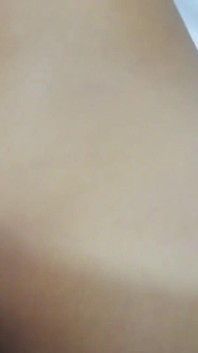 かわいい彼女は男が彼女のおっぱいを触ると恥ずかしがり屋です