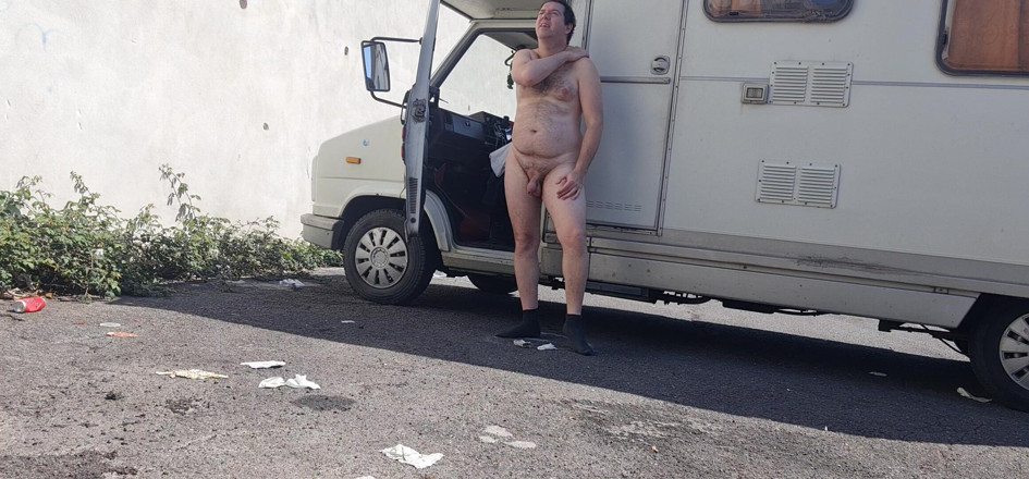Mirko2589: Ganz nackt auf einer Straße