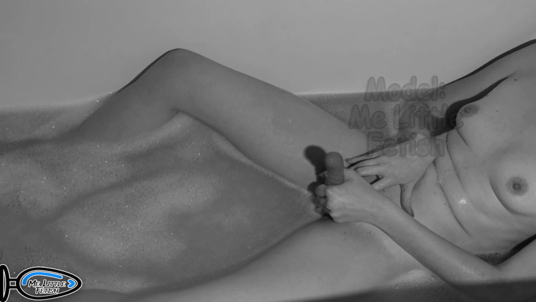 Me_little_fetish: Masturbuje teen 18+ kundičku s vibrátorem a dostane orgasmus, štíhlá dívka má...