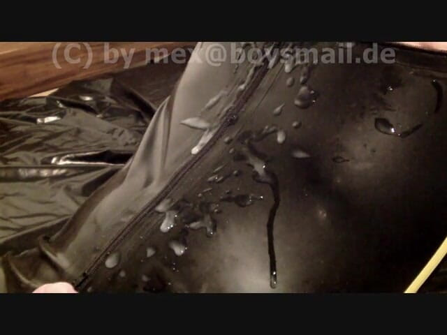 Coole Boys: Mexx jerk off in rubber