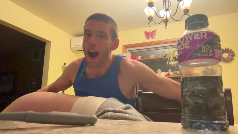 Alpha stud 4 u: Emo kızı mutfakta domaltıyor. Parlak havadar mutfakta tabure tüm zaman...