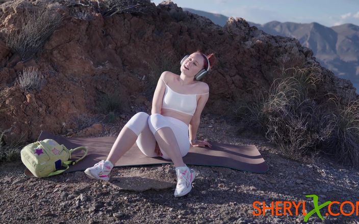 Sheryl X: 红发女郎在瑜伽锻炼后在山里小便