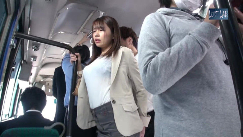 Lust lab: Rush de bus bondés. Une femme en bas noirs se...