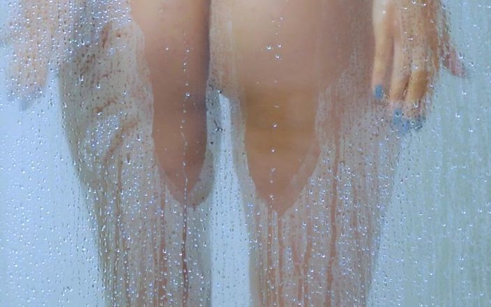 Little Dessert: Une étudiante magnifique bronzée prend une douche en bikini