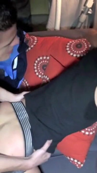 荡妇在 jockstrap 中被马利克的阿尔巴朋友卡迈尔性交