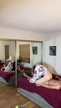 Verlegen Chinese milf zuigt en berijdt mijn lul op de eerste date