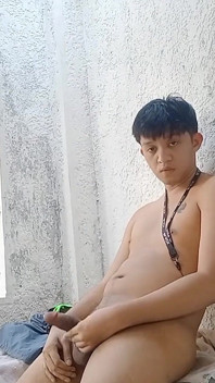 Nadržený asijský kluk venku