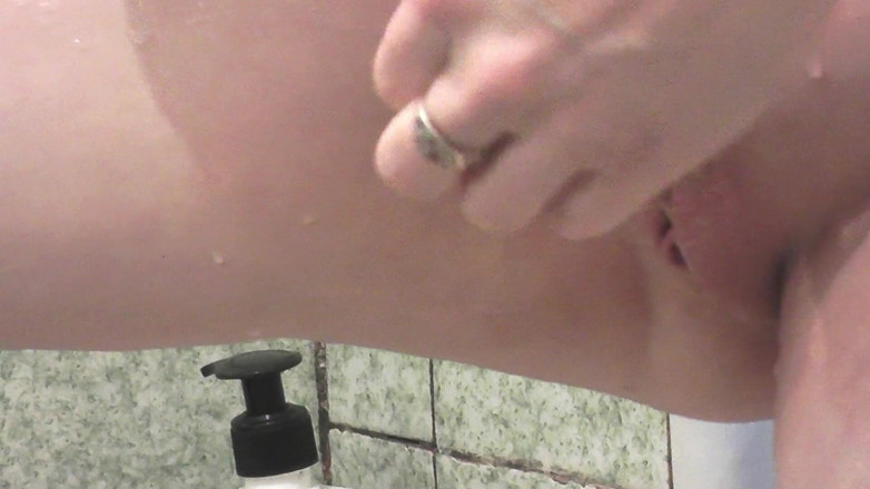 XXX-Platinum: V koupelně sexy MILF holí její chlupatou kundičku a Pubis...
