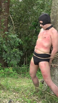 Mestra amarra escravo a uma árvore na floresta e chicoteia, em seguida, deixa no chão com apenas a cabeça exposta, ignorando durante a noite
