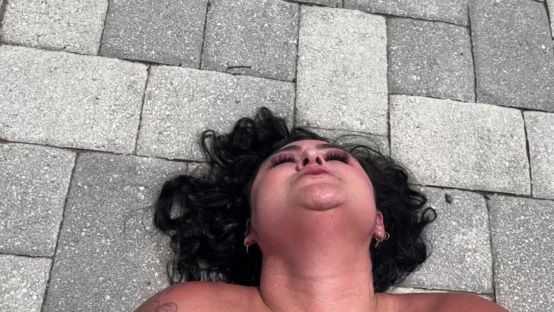 Josie Jaxxon: İri güzel kadın havuzda canavar yarağı götüne sokuyor