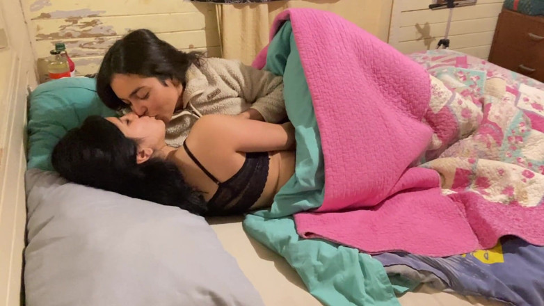 PetiteHorny: จูบเพื่อนสนิท - ครั้งแรกของการเย็ดสามคน