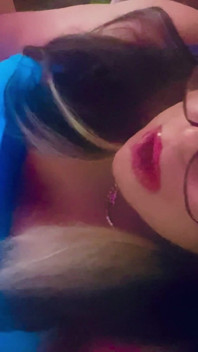 Krissy Sweets hladí její péro