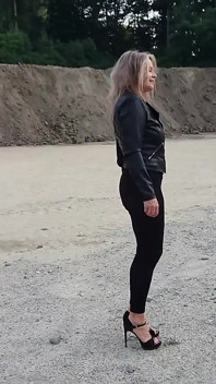 La Nonna Vaga in Una Ghiaia Con Leggings Stretti E Tacchi Alti!