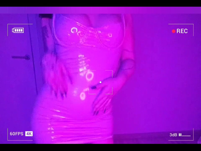 Peachgardens: 在这个霓虹灯房间里，只有我们